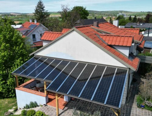 Terrassendach mit PV = Strom + Sonnenschutz, färbige Module